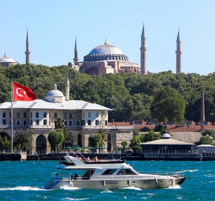 Bosphorus Private Yacht Tour – A Three-Hour Exclusive Cruise Through Istanbul’s Splendor
