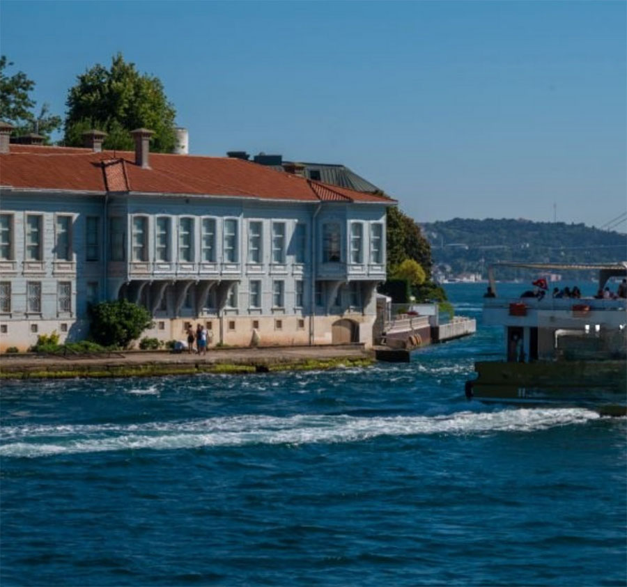 Bosphorus Lunch Cruise – Scenic Views & Authentic Turkish Cuisine
